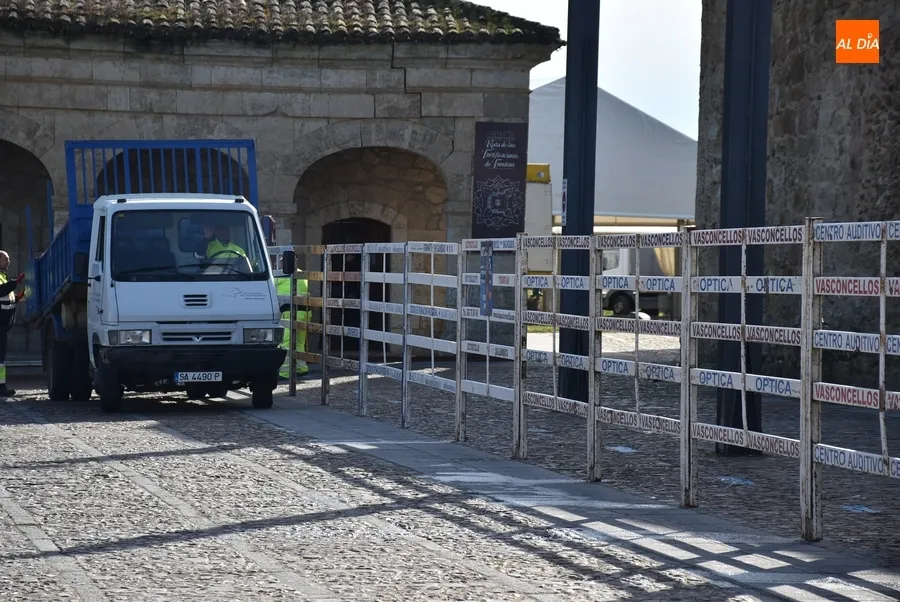 Foto 4 - 1Foto: Ajustando la nueva puerta de seguridad de S&aacute;nchez Arjona