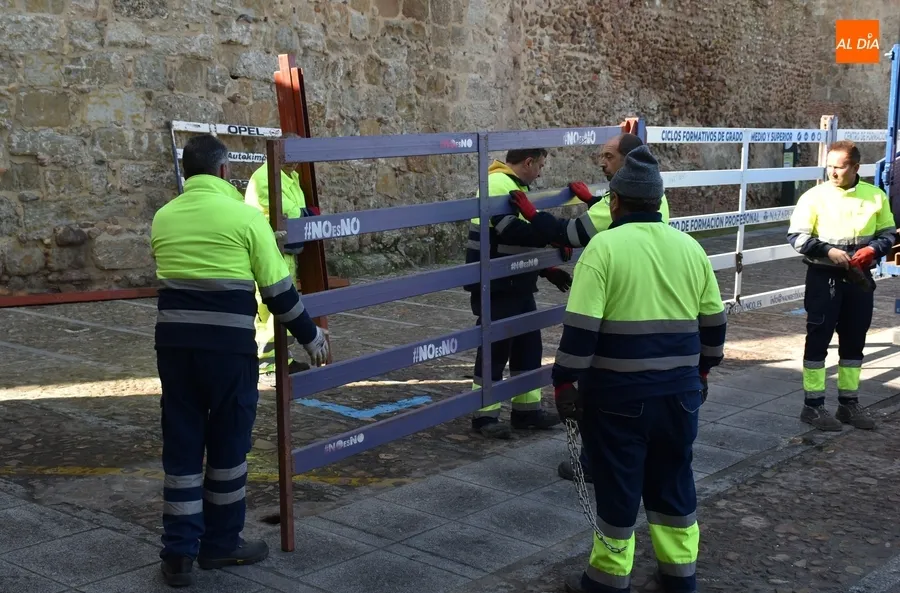 Foto 9 - 1Foto: Ajustando la nueva puerta de seguridad de S&aacute;nchez Arjona