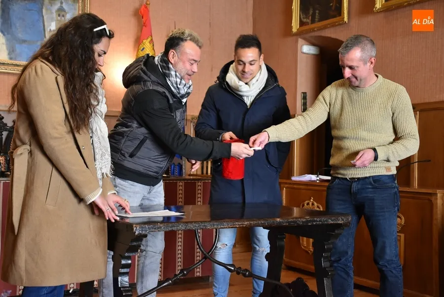 Foto 3 - La Pe&ntilde;a La &Uacute;ltima resulta la ganadora entre las 14 interesadas en la caseta carnavalera vacante