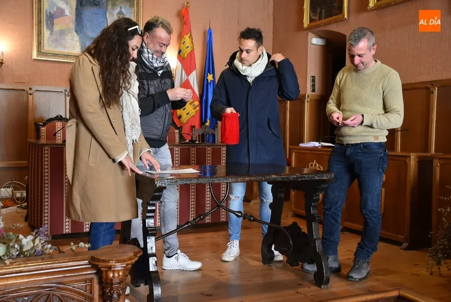 Foto 4 - La Pe&ntilde;a La &Uacute;ltima resulta la ganadora entre las 14 interesadas en la caseta carnavalera vacante