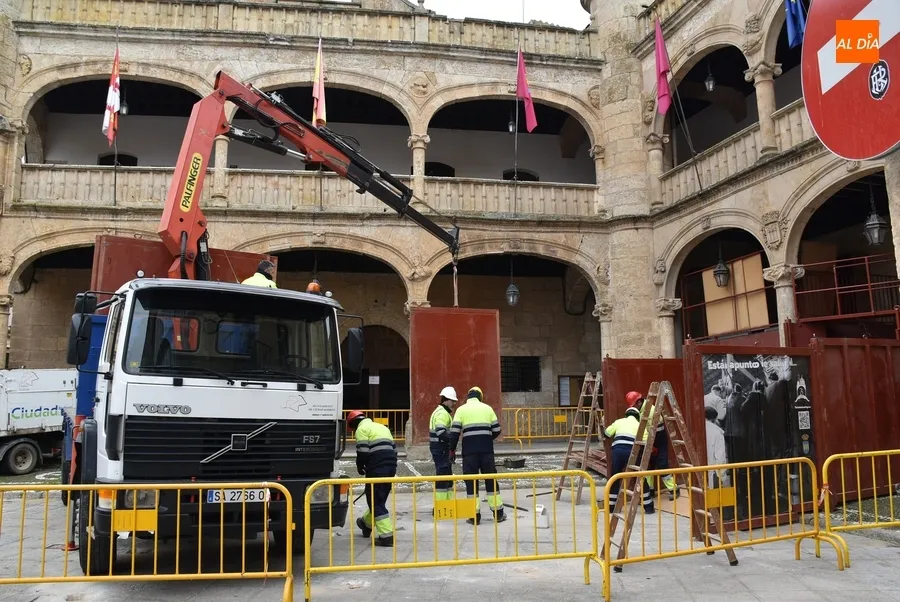 Foto 3 - El montaje del callej&oacute;n, siguiente paso de la transformaci&oacute;n carnavalera de la Plaza