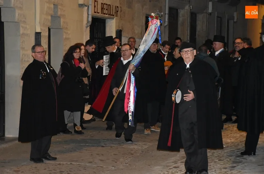 Foto 2 - La Rondalla homenajea a su miembro m&aacute;s veterano en la presentaci&oacute;n de unas Coplas con mucha denuncia