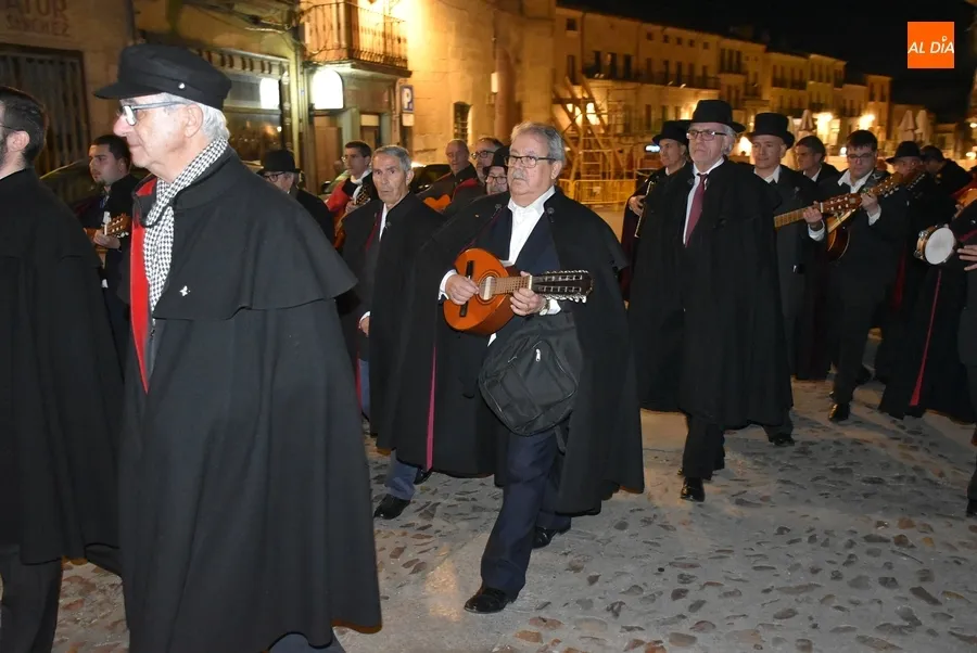Foto 9 - La Rondalla homenajea a su miembro m&aacute;s veterano en la presentaci&oacute;n de unas Coplas con mucha denuncia