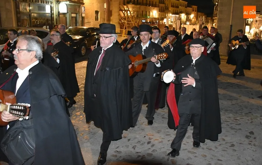 Foto 10 - La Rondalla homenajea a su miembro m&aacute;s veterano en la presentaci&oacute;n de unas Coplas con mucha denuncia