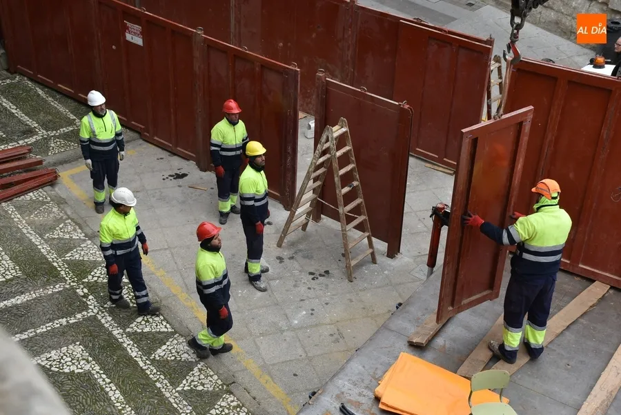 Foto 4 - El montaje del callej&oacute;n, siguiente paso de la transformaci&oacute;n carnavalera de la Plaza