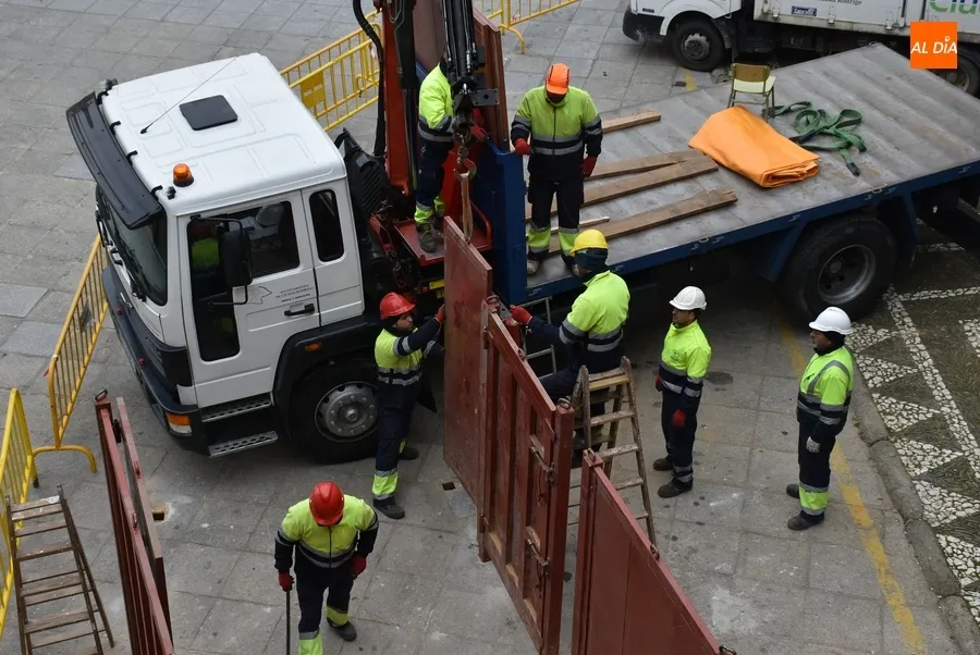 Foto 5 - El montaje del callej&oacute;n, siguiente paso de la transformaci&oacute;n carnavalera de la Plaza