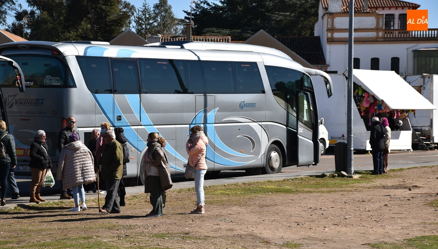 Foto 4 - Los autobuses de turistas regresan a la Avenida de Sefarad tras quedarse solos los coches chocones