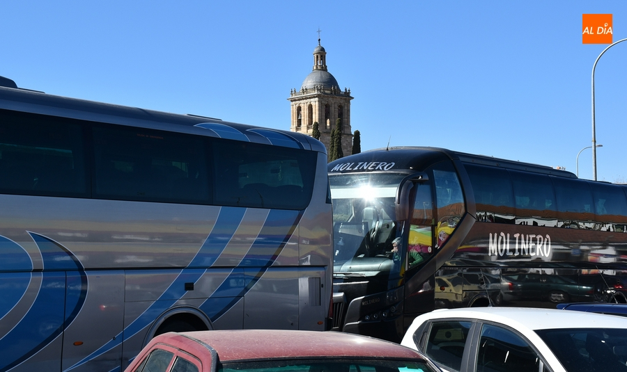 Foto 6 - Los autobuses de turistas regresan a la Avenida de Sefarad tras quedarse solos los coches chocones
