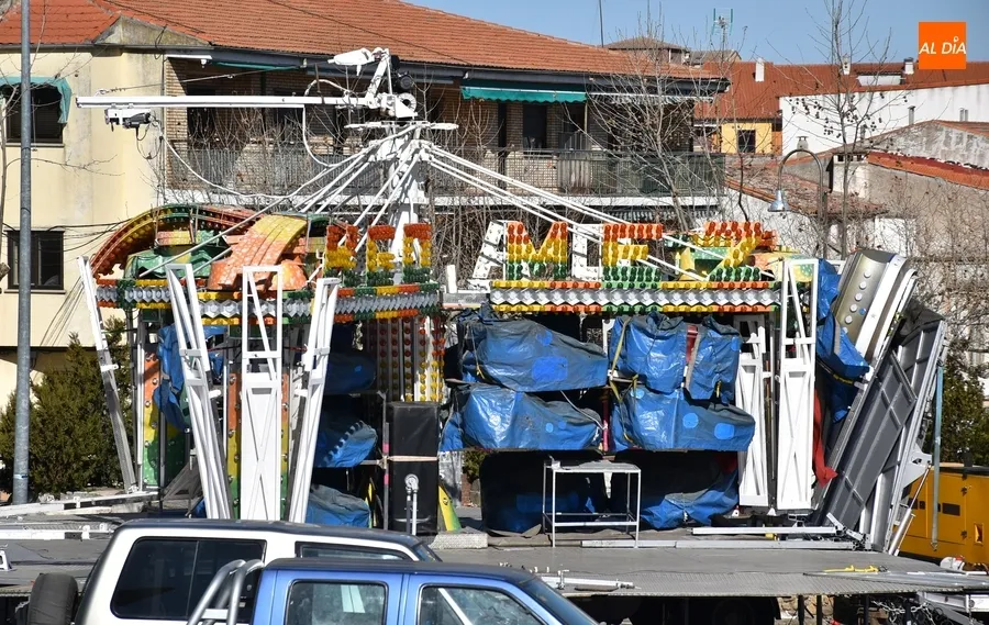 Foto 7 - Los autobuses de turistas regresan a la Avenida de Sefarad tras quedarse solos los coches chocones
