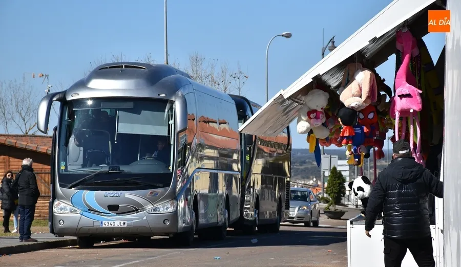 Foto 9 - Los autobuses de turistas regresan a la Avenida de Sefarad tras quedarse solos los coches chocones