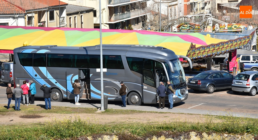 Los autobuses de turistas regresan a la Avenida de Sefarad tras quedarse solos los coches chocones