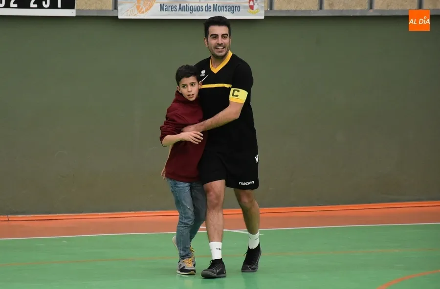 Foto 2 - El equipo de los profesores se lleva el torneo de f&uacute;tbol sala de Misioneras-Santa Teresa