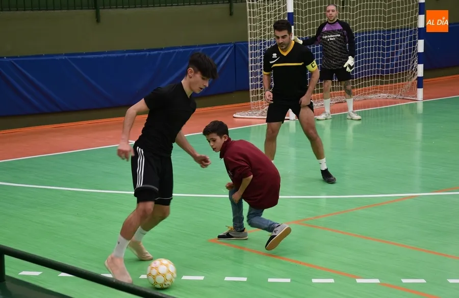 Foto 3 - El equipo de los profesores se lleva el torneo de f&uacute;tbol sala de Misioneras-Santa Teresa