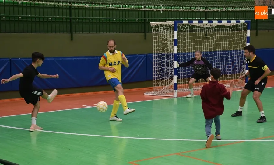 Foto 5 - El equipo de los profesores se lleva el torneo de f&uacute;tbol sala de Misioneras-Santa Teresa