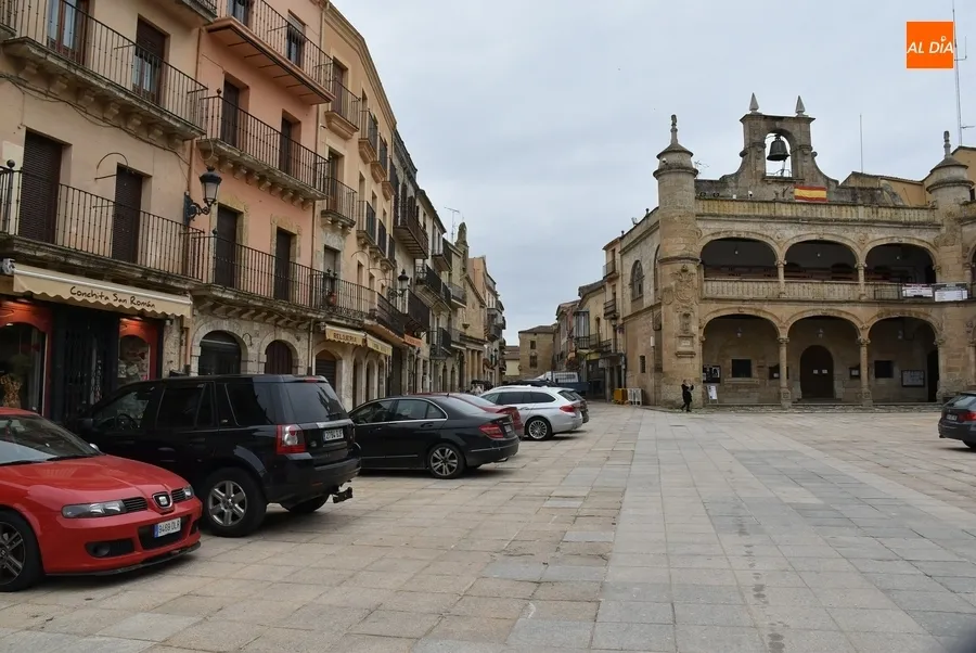 Foto 5 - Inusual fin de semana con veh&iacute;culos aparcados en la Plaza Mayor
