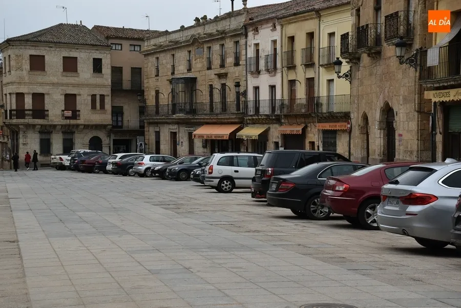 Foto 4 - Inusual fin de semana con veh&iacute;culos aparcados en la Plaza Mayor