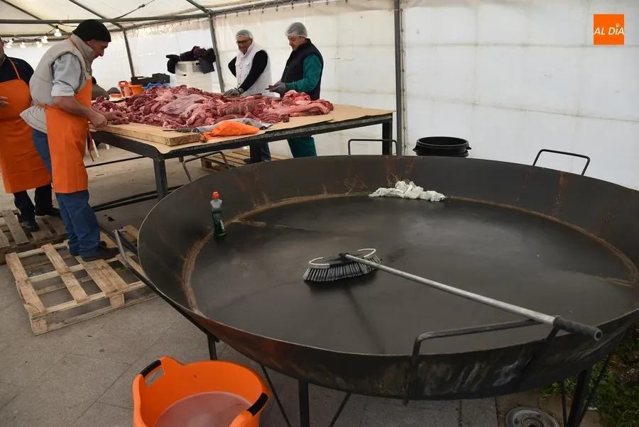 Foto 2 - Pelados 600 kilos de patatas y troceados 320 kilos de carne para el gran guiso de Pi&ntilde;ata