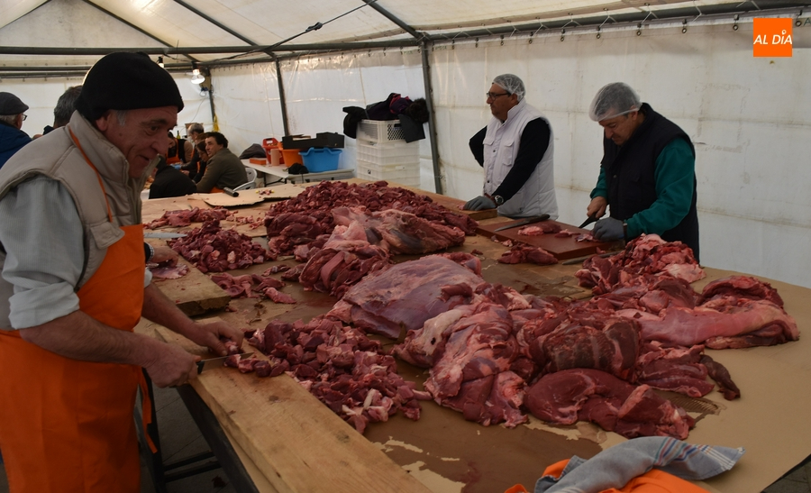 Foto 3 - Pelados 600 kilos de patatas y troceados 320 kilos de carne para el gran guiso de Piñata