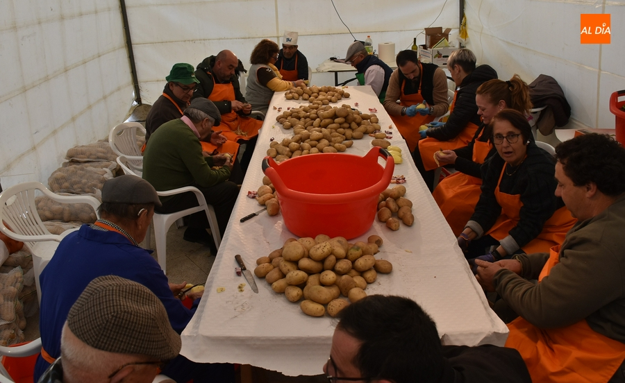 Foto 6 - Pelados 600 kilos de patatas y troceados 320 kilos de carne para el gran guiso de Piñata