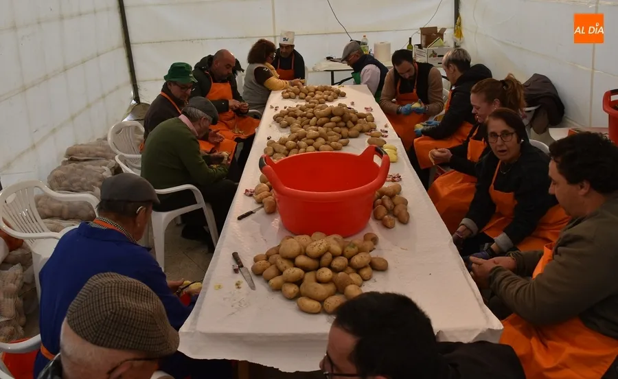 Foto 6 - Pelados 600 kilos de patatas y troceados 320 kilos de carne para el gran guiso de Pi&ntilde;ata
