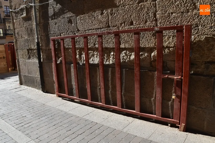 Foto 6 - Montado el primer tablao mientras la aguja solitaria de la calle Madrid ya tiene compa&ntilde;&iacute;a