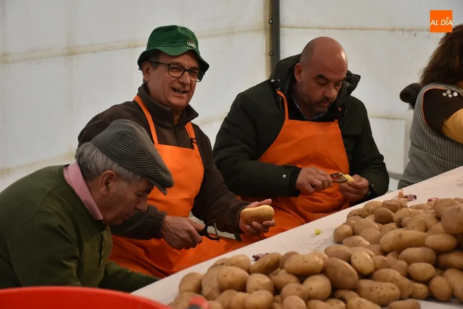 Foto 7 - Pelados 600 kilos de patatas y troceados 320 kilos de carne para el gran guiso de Pi&ntilde;ata