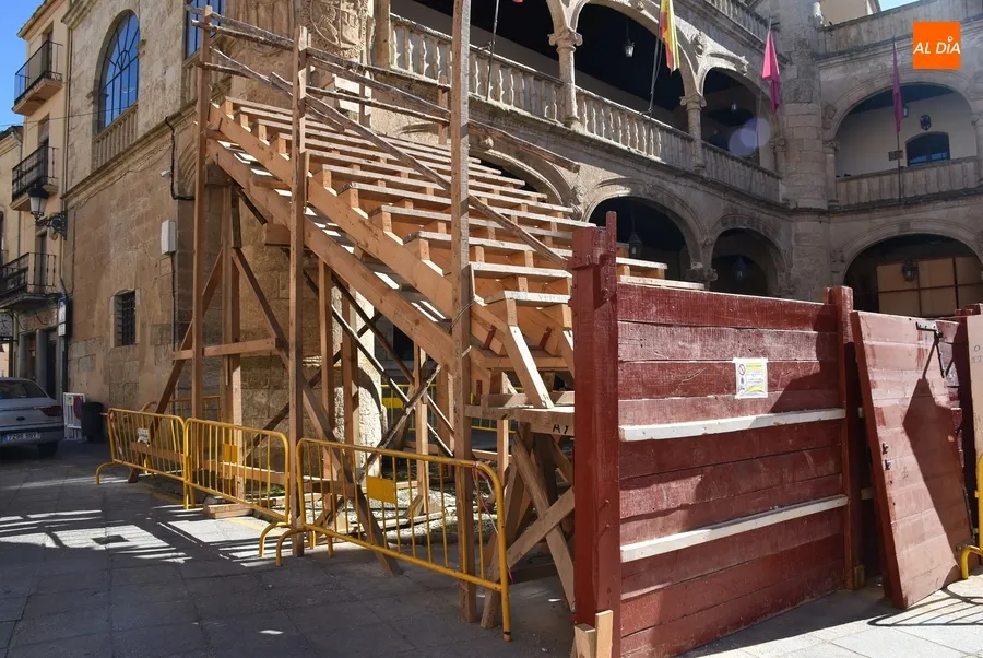 Foto 7 - Montado el primer tablao mientras la aguja solitaria de la calle Madrid ya tiene compa&ntilde;&iacute;a