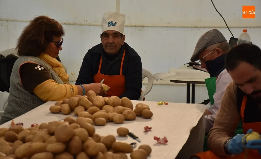 Foto 9 - Pelados 600 kilos de patatas y troceados 320 kilos de carne para el gran guiso de Pi&ntilde;ata