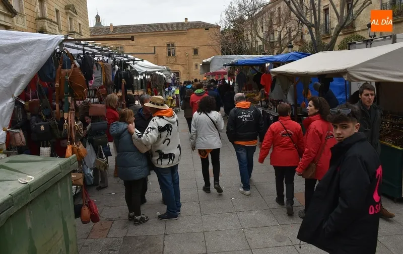 Foto 2 - La lluvia y los truenos hacen de bisagra a un Martes con ambiente callejero y petici&oacute;n sin &eacute;xito de Cenizos