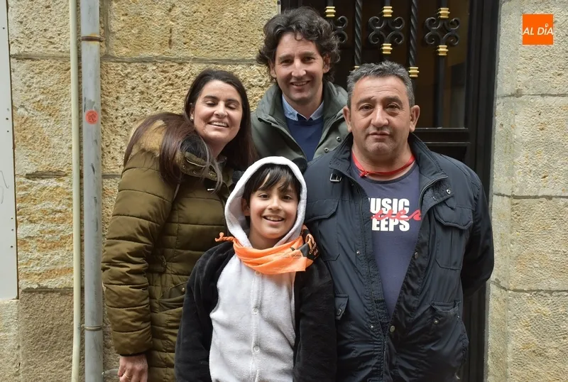 Foto 3 - La lluvia y los truenos hacen de bisagra a un Martes con ambiente callejero y petici&oacute;n sin &eacute;xito de Cenizos