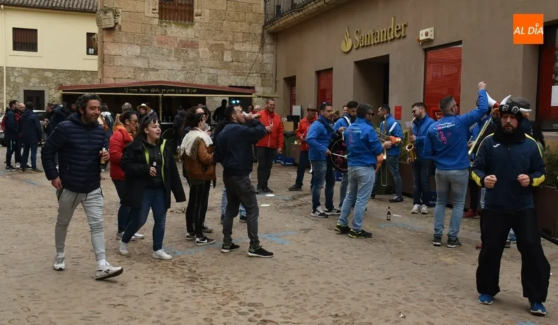 Foto 4 - La lluvia y los truenos hacen de bisagra a un Martes con ambiente callejero y petici&oacute;n sin &eacute;xito de Cenizos