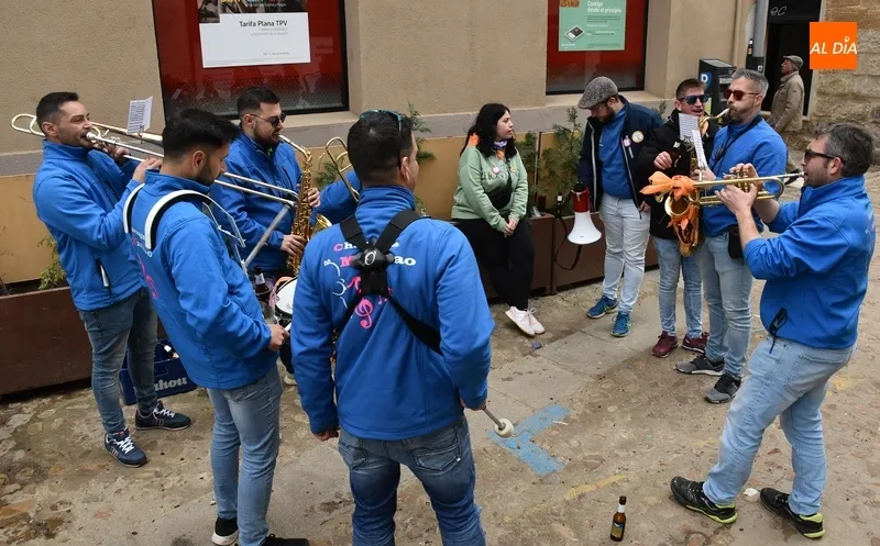 Foto 5 - La lluvia y los truenos hacen de bisagra a un Martes con ambiente callejero y petici&oacute;n sin &eacute;xito de Cenizos