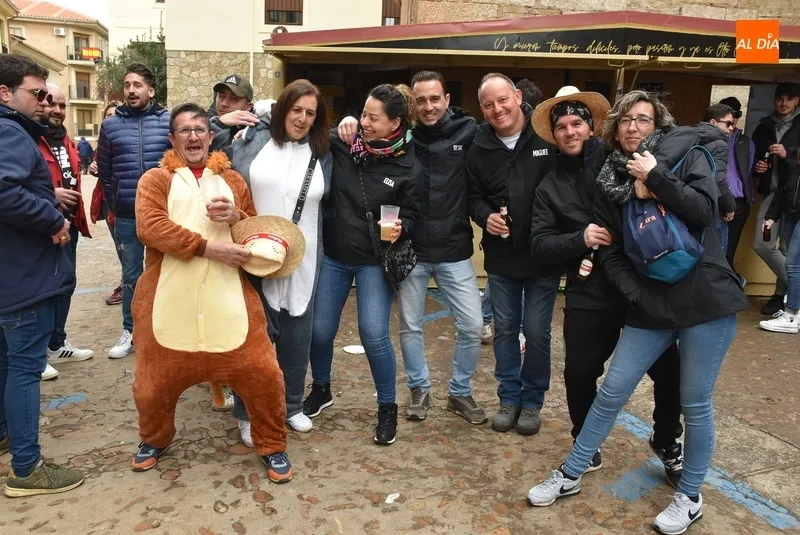 Foto 6 - La lluvia y los truenos hacen de bisagra a un Martes con ambiente callejero y petici&oacute;n sin &eacute;xito de Cenizos