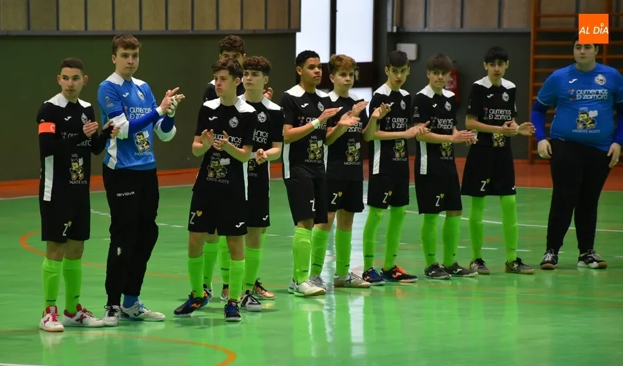 Foto 4 - Victoria de prestigio del III Juvenil frente a River Zamora superando todas las adversidades