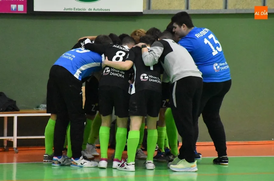 Foto 5 - Victoria de prestigio del III Juvenil frente a River Zamora superando todas las adversidades