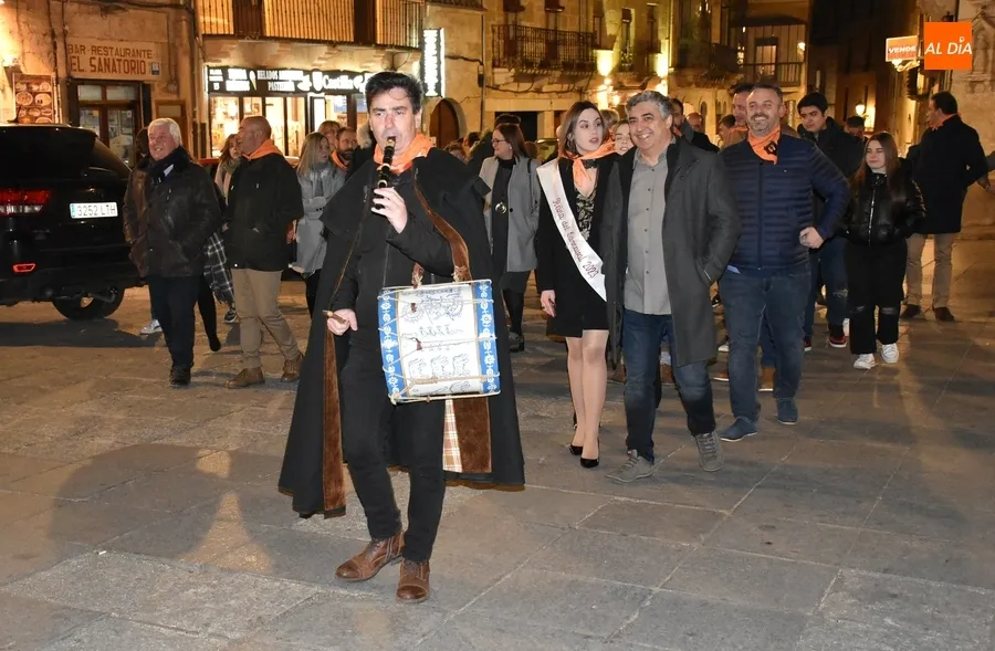 Foto 6 - Juguet&oacute;n y reivindicativo preg&oacute;n de &lsquo;hermanamiento&rsquo; del Carnaval con la Feria de Teatro