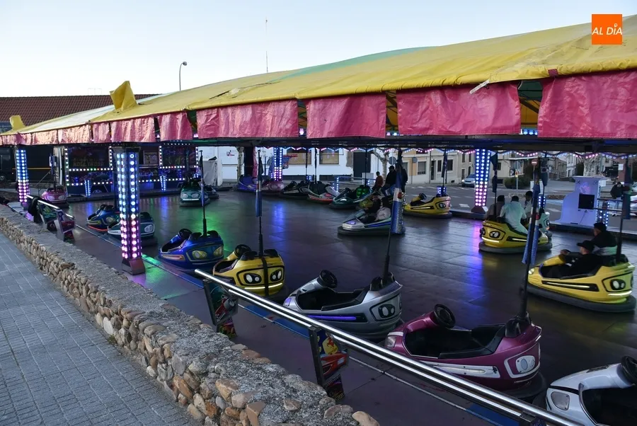 Foto 2 - Los coches chocones ya est&aacute;n en marcha mientras empiezan a llegar el resto de atracciones