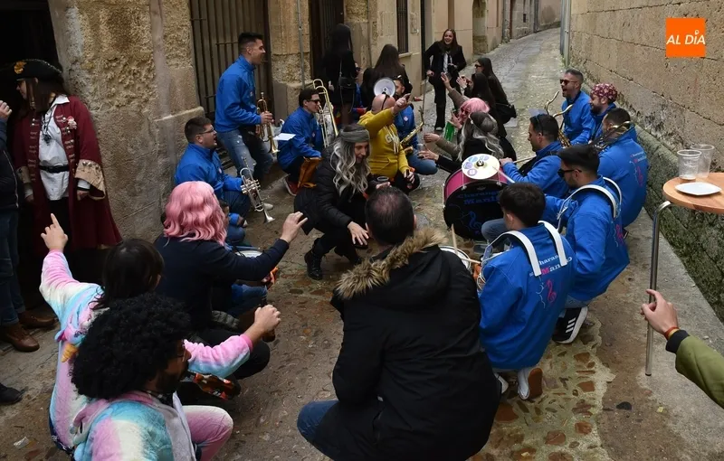 Foto 7 - Mir&oacute;briga vive otro hist&oacute;rico S&aacute;bado de Carnaval con la ciudad invadida por miles de j&oacute;venes