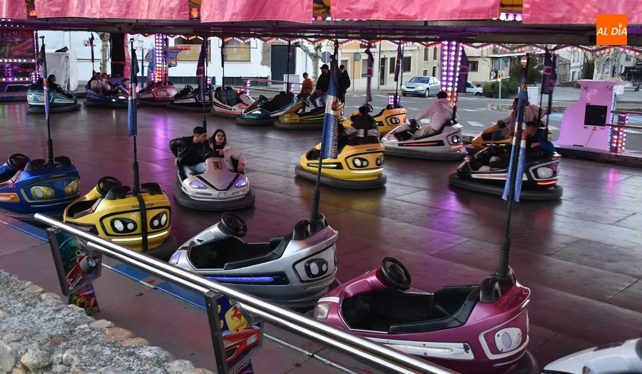 Foto 3 - Los coches chocones ya est&aacute;n en marcha mientras empiezan a llegar el resto de atracciones