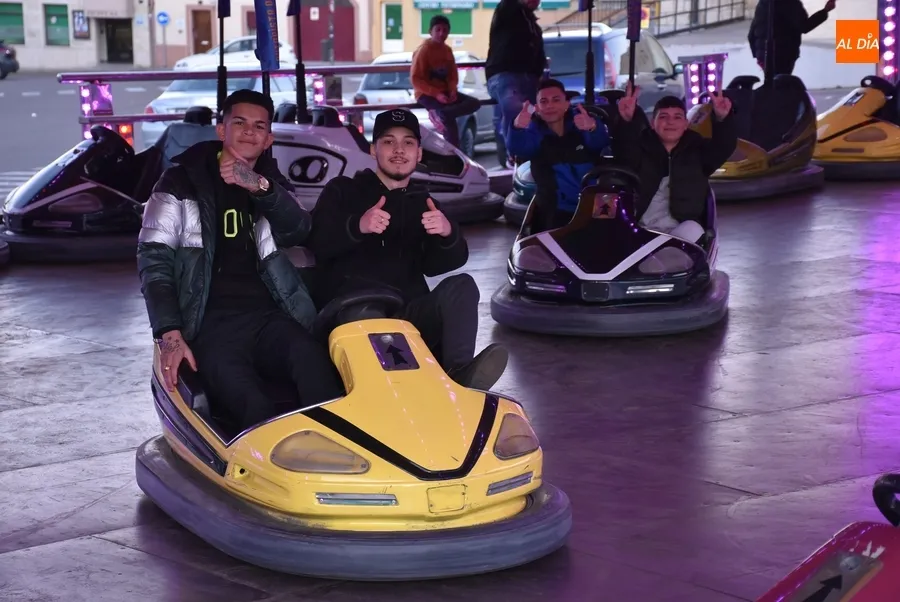 Foto 6 - Los coches chocones ya est&aacute;n en marcha mientras empiezan a llegar el resto de atracciones