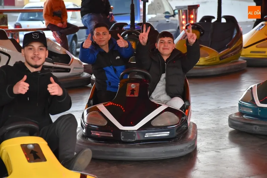 Foto 7 - Los coches chocones ya est&aacute;n en marcha mientras empiezan a llegar el resto de atracciones