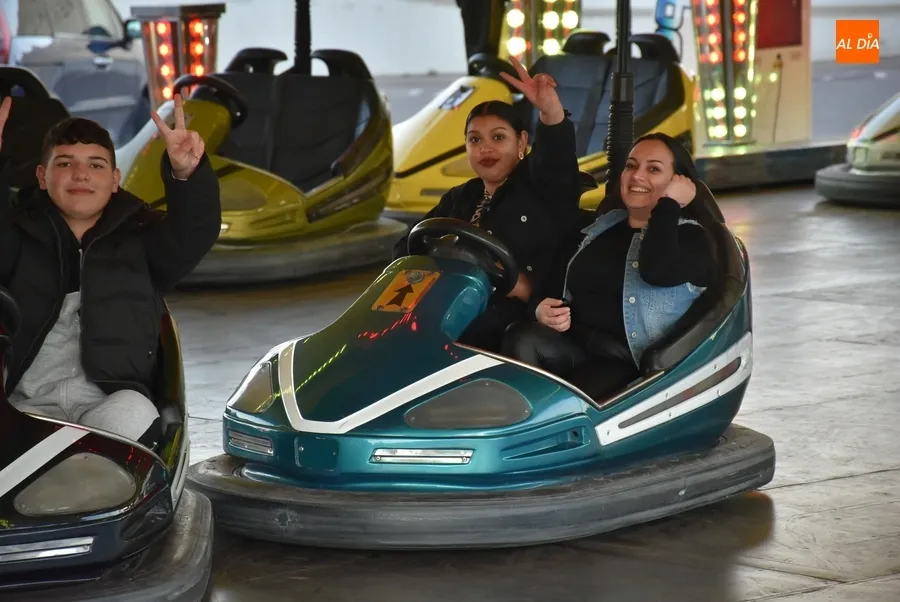 Foto 8 - Los coches chocones ya est&aacute;n en marcha mientras empiezan a llegar el resto de atracciones