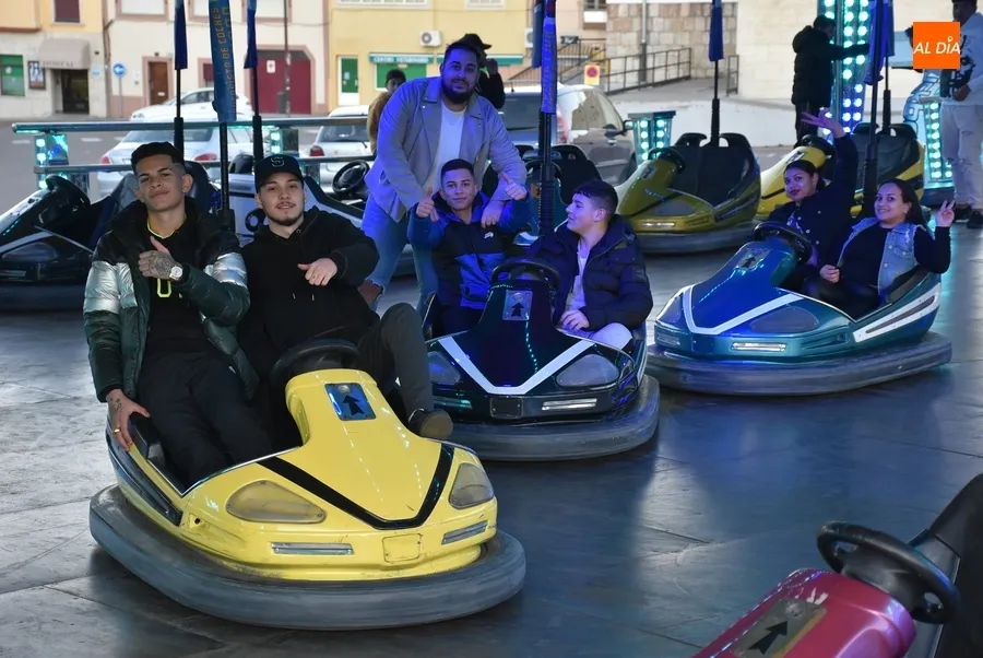 Foto 9 - Los coches chocones ya est&aacute;n en marcha mientras empiezan a llegar el resto de atracciones