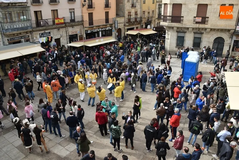 Foto 6 - El bullicio va menguando pero se mantiene el buen ambiente carnavalero