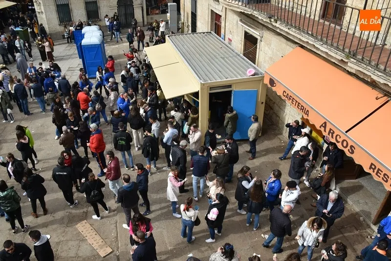 Foto 7 - El bullicio va menguando pero se mantiene el buen ambiente carnavalero