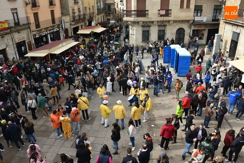 Foto 11 - El bullicio va menguando pero se mantiene el buen ambiente carnavalero