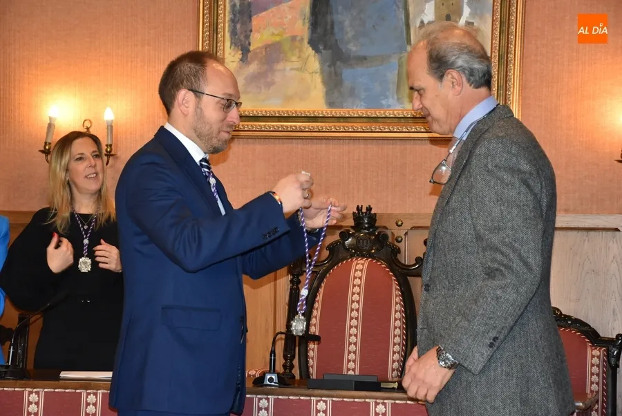 Foto 4 - Enrique Crespo recibe el t&iacute;tulo de &lsquo;Hijo Adoptivo de Ciudad Rodrigo&rsquo; mostr&aacute;ndose &ldquo;dispuesto a seguir&rdquo;