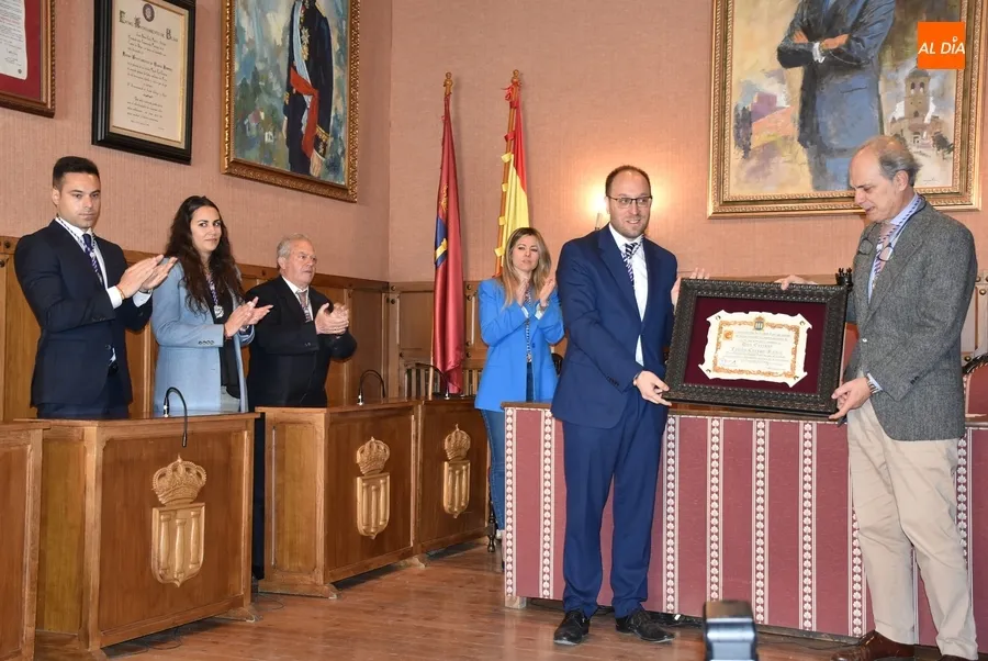 Foto 10 - Enrique Crespo recibe el t&iacute;tulo de &lsquo;Hijo Adoptivo de Ciudad Rodrigo&rsquo; mostr&aacute;ndose &ldquo;dispuesto a seguir&rdquo;
