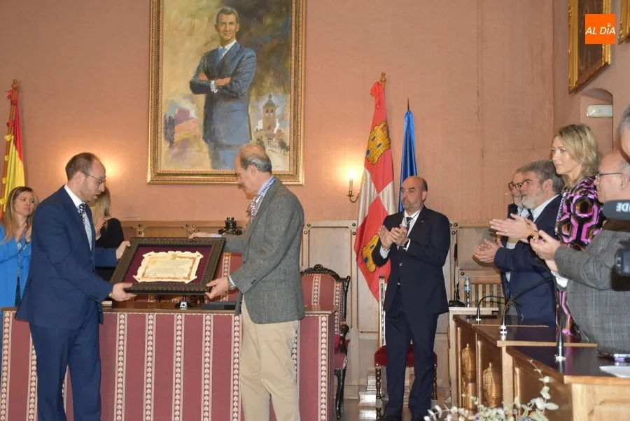 Foto 11 - Enrique Crespo recibe el t&iacute;tulo de &lsquo;Hijo Adoptivo de Ciudad Rodrigo&rsquo; mostr&aacute;ndose &ldquo;dispuesto a seguir&rdquo;