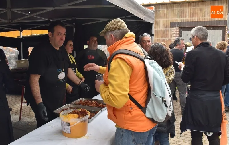 Foto 2 - Las casetas de la Plazuela del Buen Alcalde invitan a patatas mene&aacute;s a 500 personas